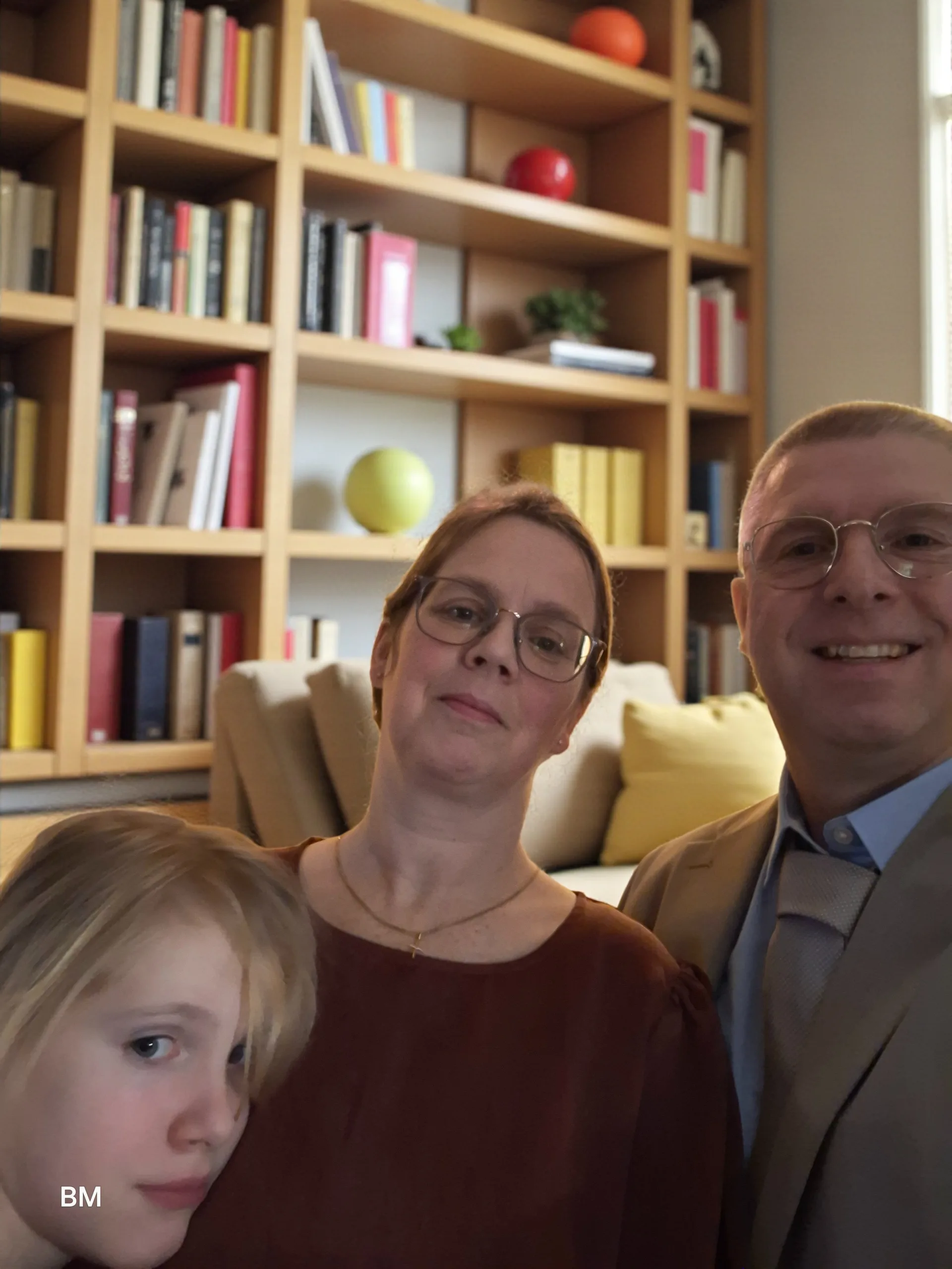 Gezin met boekenplank op achtergrond.